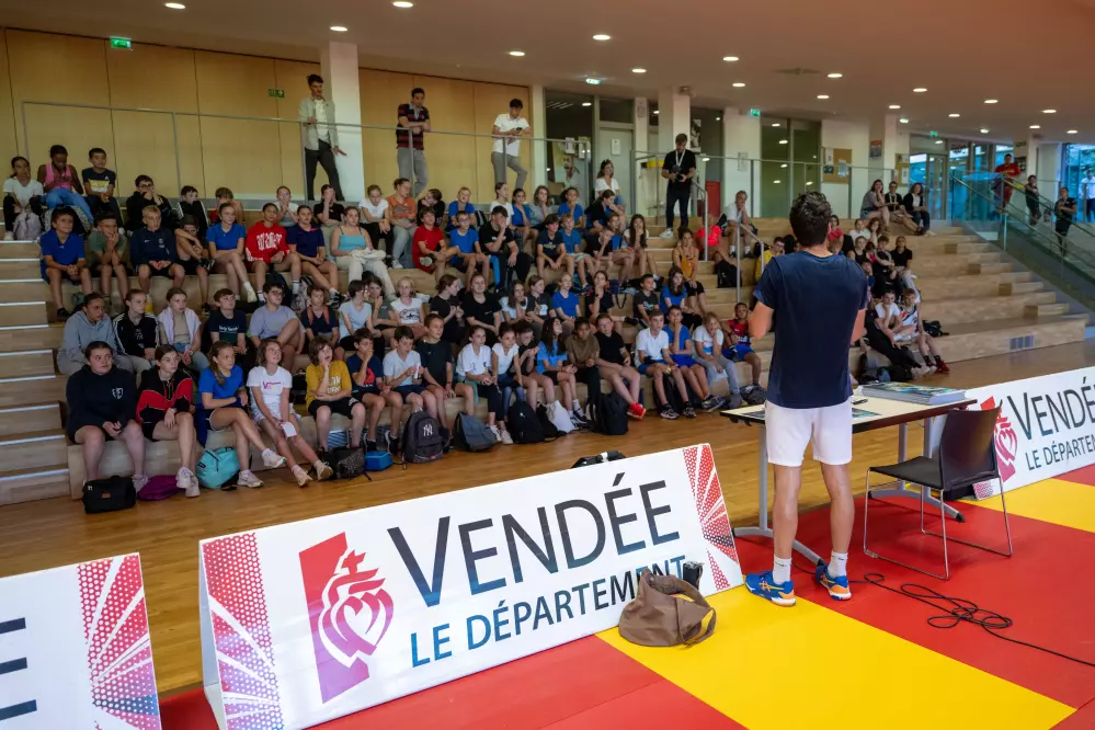 Rencontre entre Jules Marie et des élèves de primaire 